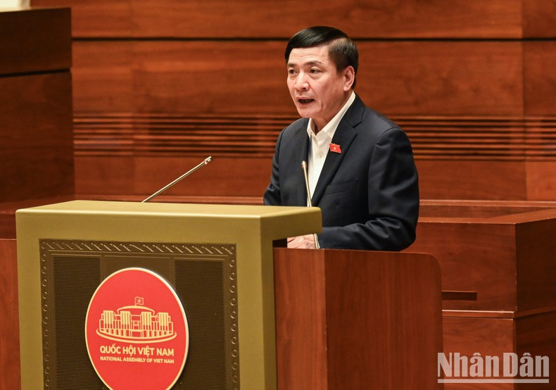El secretario general y jefe de la Oficina de la Asamblea Naciona Bui Van Cuong pronuncia un discurso.