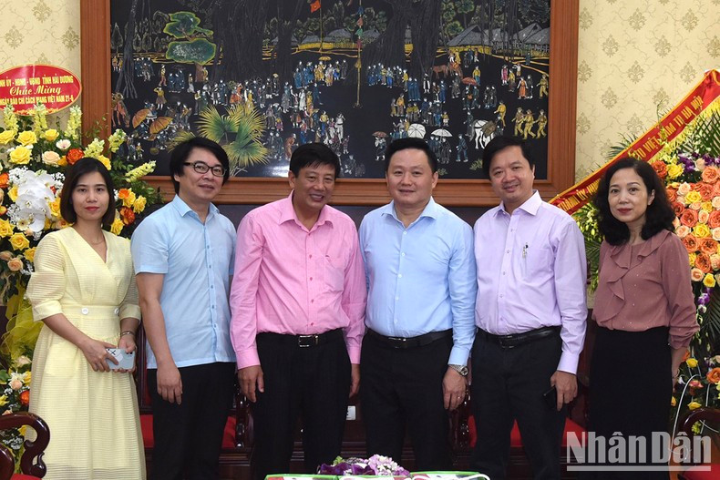 El redactor subjefe de Nhan Dan, Phan Van Hung, recibe a una delegación de la provincia de Hai Duong.