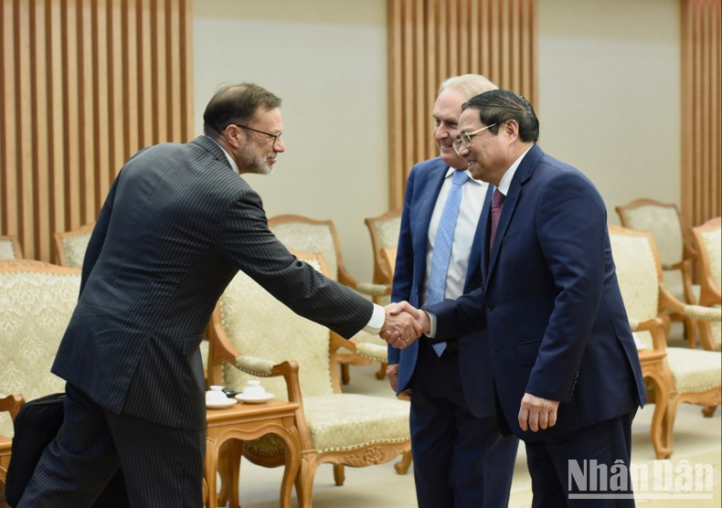 Pham Minh Chinh da la bienvenida a la delegación australiana.