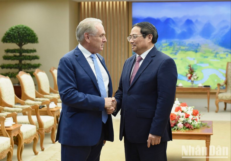 El primer ministro vietnamita Pham Minh Chinh recibe al ministro de Comercio y Turismo de Australia, Don Farrell.