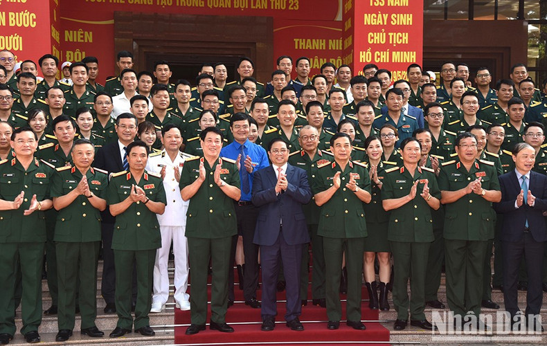 Pham Minh Chinh y los delegados posan para una fotografía conmemorativa. Pham Minh Chinh y los delegados posan para una fotografía conmemorativa.