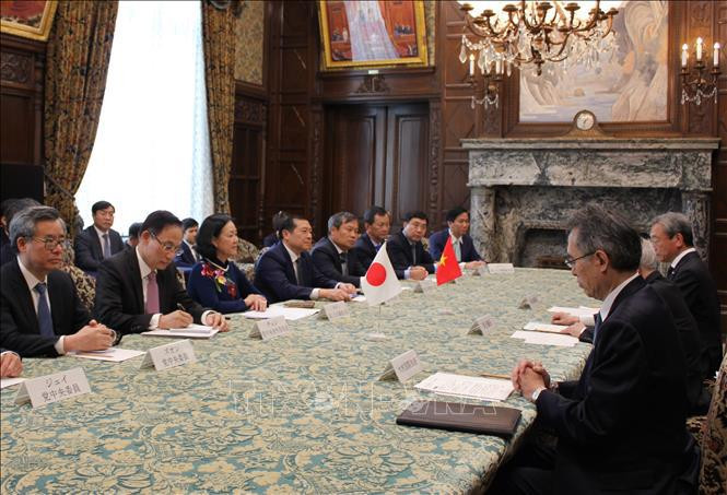 La delegación del PCV trabaja con el presidente de la Cámara de Consejeros de Japón, Otsuji Hidehisa. (Fotografía: VNA) La delegación del PCV trabaja con el presidente de la Cámara de Consejeros de Japón, Otsuji Hidehisa. (Fotografía: VNA)
