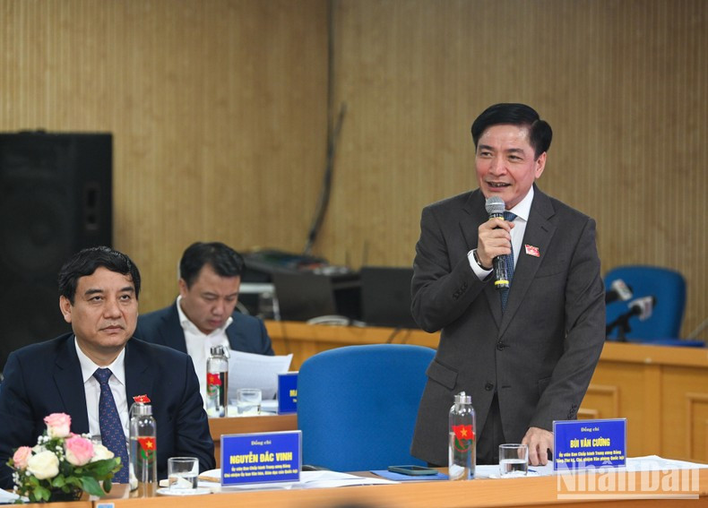 El secretario general y jefe de la Oficina de la Asamblea Nacional Bui Van Cuong interviene en el encuentro. El secretario general y jefe de la Oficina de la Asamblea Nacional Bui Van Cuong interviene en el encuentro.