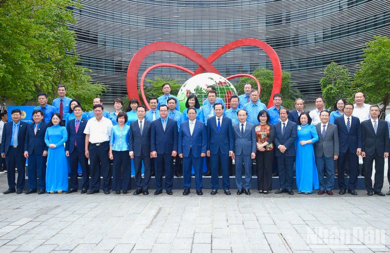 El primer ministro Pham Minh Chinh y los delegados participantes. El primer ministro Pham Minh Chinh y los delegados participantes.