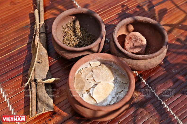 El proceso de crear grabados para la impresión y algunos de los principales materiales que componen los colores de las pinturas de Dong Ho: amarillo, blanco y rojo.