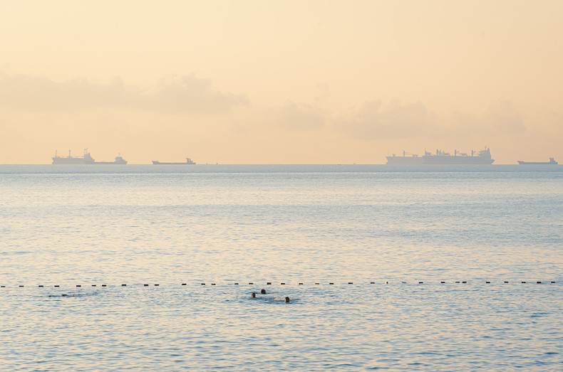 Muchos turistas visitan Quy Nhon, sobre todo en verano. La web de viajes Lonely Planet calificó Quy Nhon en enero como uno de los mejores lugares y experiencias de Vietnam, y el periódico Sydney Morning Herald se refirió a ella como las "Maldivas de Vietnam" en febrero. Muchos turistas visitan Quy Nhon, sobre todo en verano. La web de viajes Lonely Planet calificó Quy Nhon en enero como uno de los mejores lugares y experiencias de Vietnam, y el periódico Sydney Morning Herald se refirió a ella como las "Maldivas de Vietnam" en febrero.