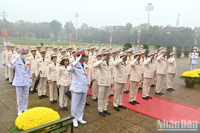 La delegación del Ministerio de Defensa visita el Mausoleo. La delegación del Ministerio de Defensa visita el Mausoleo.