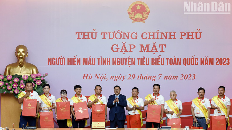 El primer ministro entrega regalos a los individuos destacados.