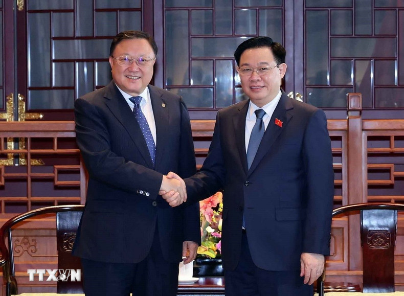 El presidente de la Asamblea Nacional de Vietnam, Vuong Dinh Hue (derecha), y el presidente de la Compañía de Construcción de Comuniciones de China (CCCC), Wang Tongzhou. (Fotografía: VNA)