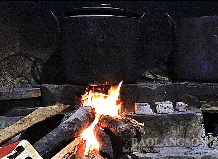 Cada olla de unos 50 pasteles suele cocinarse con leña durante ocho horas. El fuego debe estar estable para que los pasteles se cocinen bien. Cada olla de unos 50 pasteles suele cocinarse con leña durante ocho horas. El fuego debe estar estable para que los pasteles se cocinen bien.