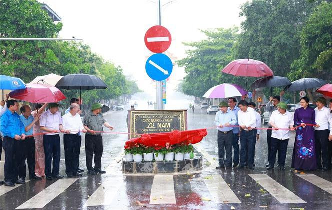 El primer ministro Pham Minh Chinh asiste al acto de bautizo de la calle Pham Van Dong en la ciudad de Dien Bien Phu. (Fotografía: VNA)