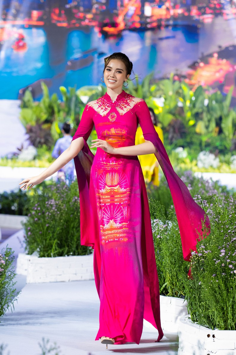 La segunda finalista de Miss Charm 2023, Annabelle Mae McDonnell, en un Ao Dai rosa con sofisticados detalles bordados a mano. La segunda finalista de Miss Charm 2023, Annabelle Mae McDonnell, en un Ao Dai rosa con sofisticados detalles bordados a mano.