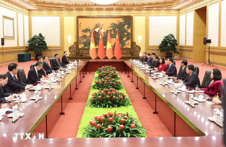 El presidente de la Asamblea Nacional de Vietnam, Vuong Dinh Hue, y el secretario general del Partido Comunista y presidente de China, Xi Jinping. (Fotografía: VNA) El presidente de la Asamblea Nacional de Vietnam, Vuong Dinh Hue, y el secretario general del Partido Comunista y presidente de China, Xi Jinping. (Fotografía: VNA)