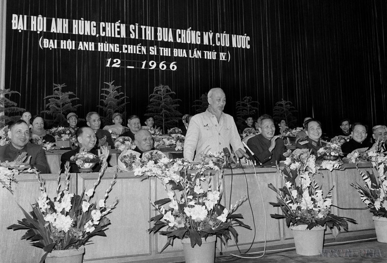 El Presidente Ho Chi Minh pronunció un discurso en el Congreso de héroes y soldados de emulación en la lucha de resistencia contra Estados Unidos para la salvación nacional (el IV Congreso de Héroes y Soldados de Emulación), en diciembre de 1966, en Hanói. El Presidente Ho Chi Minh pronunció un discurso en el Congreso de héroes y soldados de emulación en la lucha de resistencia contra Estados Unidos para la salvación nacional (el IV Congreso de Héroes y Soldados de Emulación), en diciembre de 1966, en Hanói.