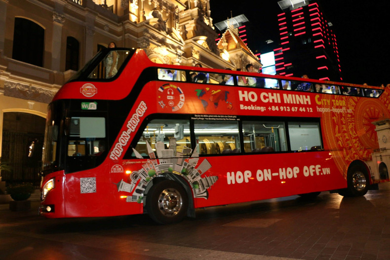 El viaje turístico “Noche insomne en Saigón”, un recorrido nocturno por esta urbe survietnamita desde las 23:00 hasta las 7:00 de la mañana siguente por autobús de dos pisos. (Fotografía: VNA) El viaje turístico “Noche insomne en Saigón”, un recorrido nocturno por esta urbe survietnamita desde las 23:00 hasta las 7:00 de la mañana siguente por autobús de dos pisos. (Fotografía: VNA)