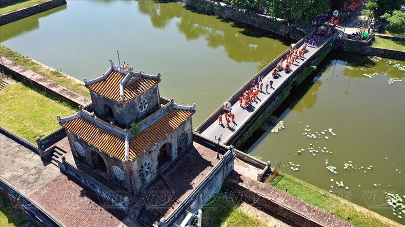 La delegación interpreta el tuong en el camino a la Ciudadela Imperial de Hue.