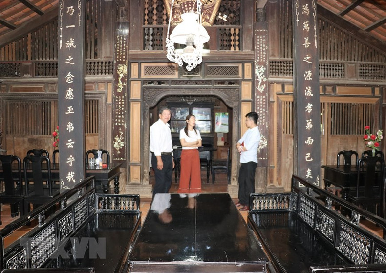 La esposa de Tran Tuan Kiet presenta a los turistas el estilo de la casa. La esposa de Tran Tuan Kiet presenta a los turistas el estilo de la casa.