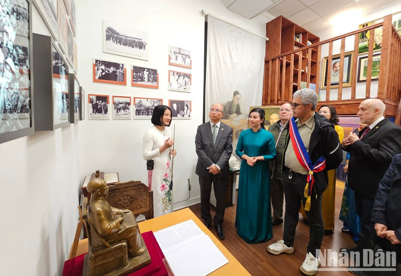 Visitantes en la exposición. (Fotografía: Nhan Dan)