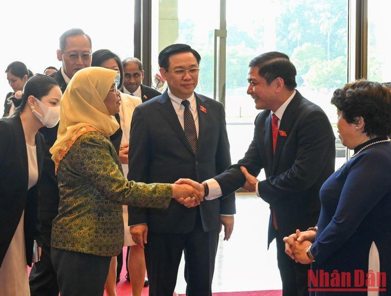El presidente legislativo presenta a la líder singapurense los delegados vietnamitas.