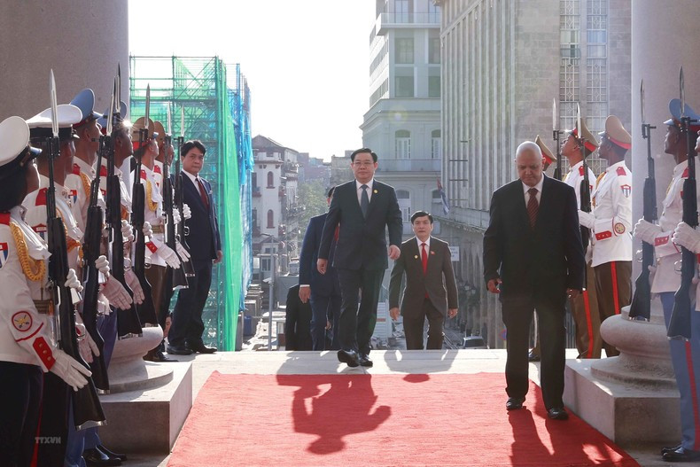 La ceremonia de recepción al presidente de la Asamblea Nacional de Vietnam, Vuong Dinh Hue.