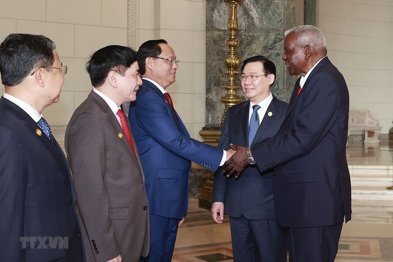 Esteban Lazo saluda a miembros de la delegación de Vietnam.