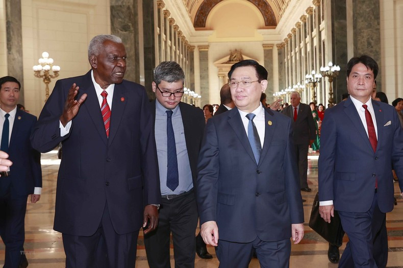 Esteban Lazo Hernández y Vuong Dinh Hue.