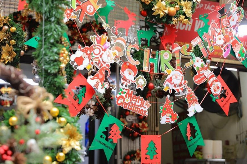 Según un comerciante local, los artículos navideños este año comenzaron a venderse inmediatamente después de la fiesta de disfraces de Halloween.