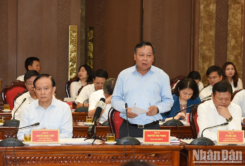 El vicesecretario del Comité del Partido de Hanói Nguyen Van Phong habla en el evento. El vicesecretario del Comité del Partido de Hanói Nguyen Van Phong habla en el evento.