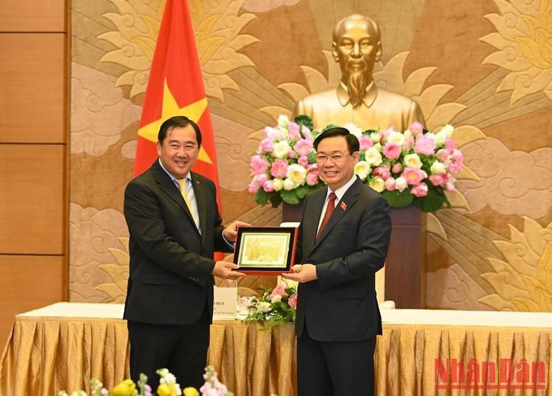 Vuong Dinh Hue otorga regalos conmemorativos al jefe de la CRE del Parlamento de Laos.