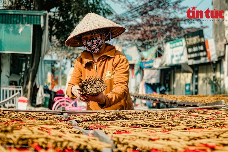 La aldea de Quang Phu Cau es uno de los pueblos artesanales tradicionales de larga data en Hanoi que aún existe y prospera. Este lugar no solo guarda el alma de un elemento de importancia espiritual y cultural, sino también un hermoso destino turístico de la capital de Hanói.
