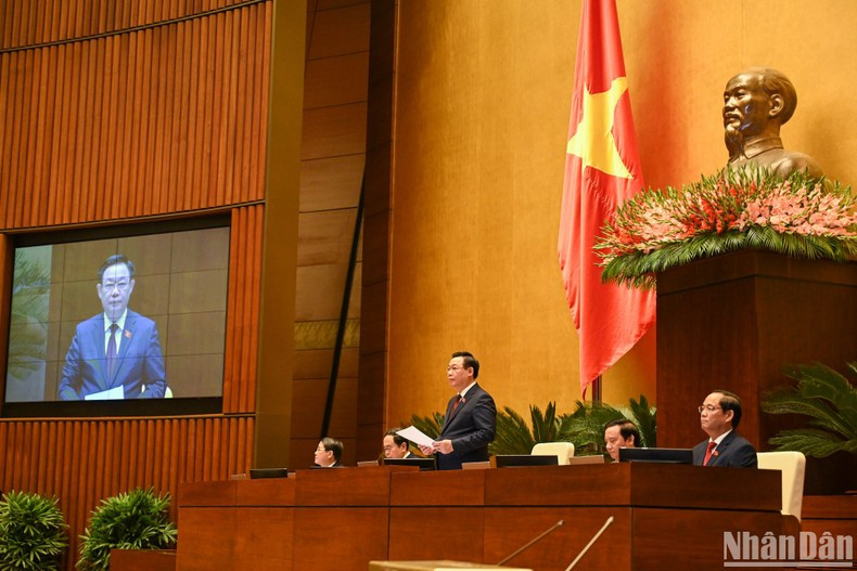 Vuong Dinh Hue preside la sesión. Vuong Dinh Hue preside la sesión.