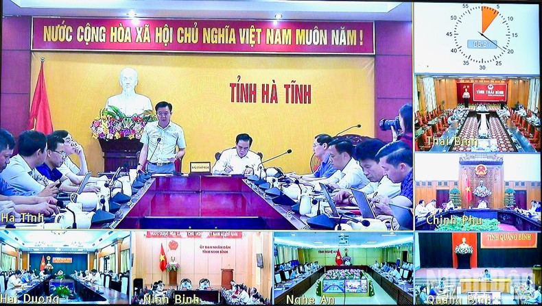 Representante de la provincia de Ha Tinh habla en la reunión. Representante de la provincia de Ha Tinh habla en la reunión.