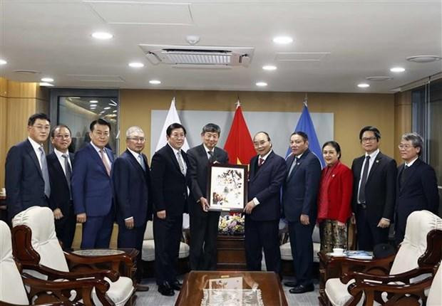 El presidente de Vietnam, Nguyen Xuan Phuc, recibe al presidente de la Asociación de Amistad Corea del Sur-Vietnam, Kim Joon. (Fotografía: VNA) El presidente de Vietnam, Nguyen Xuan Phuc, recibe al presidente de la Asociación de Amistad Corea del Sur-Vietnam, Kim Joon. (Fotografía: VNA)