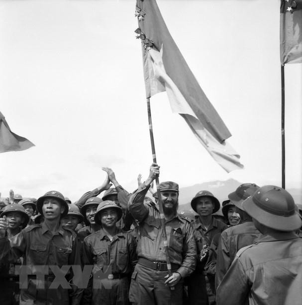 Fidel Castro ondea la victoriosa bandera de la brigada de Khe Sanh del Ejército de Liberación de Tri Thien-Hue, durante su visita a la zona liberada de Vietnam del Sur, el 15 de septiembre de 1973. (Fotografía: VNA)