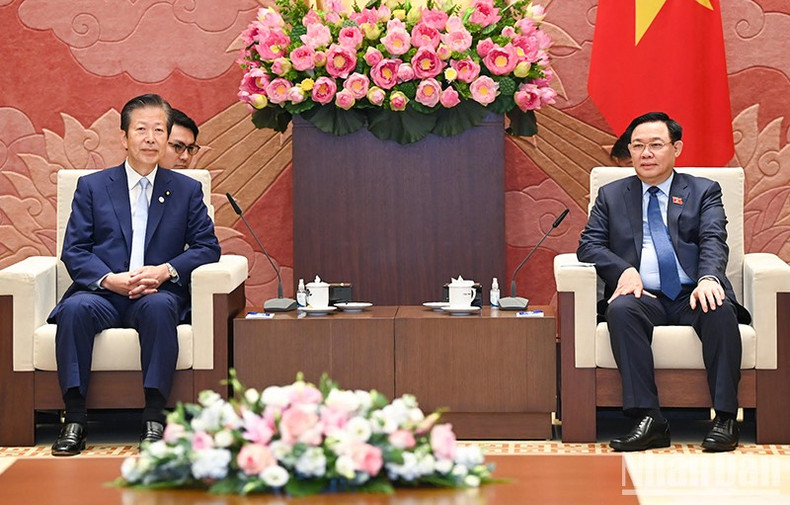 El presidente del la Asamblea Nacional de Vietnam, Vuong Dinh Hue, y el presidente del partido japonés Komeito, Yamaguchi Natsuo.