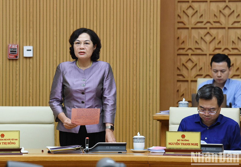 La gobernadora del Banco Estatal Nguyen Thi Hong presenta su informe.