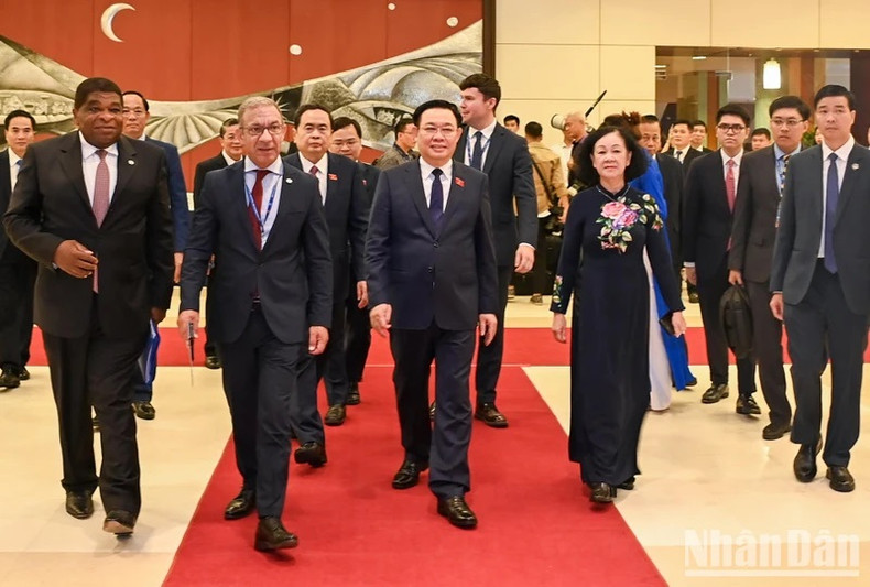 A la ceremonia de apertura asisten el presidente de la Asamblea Nacional de Vietnam, Vuong Dinh Hue, el presidente de la Unión Interparlamentaria, Duarte Pacheco, y otros delegados. A la ceremonia de apertura asisten el presidente de la Asamblea Nacional de Vietnam, Vuong Dinh Hue, el presidente de la Unión Interparlamentaria, Duarte Pacheco, y otros delegados.
