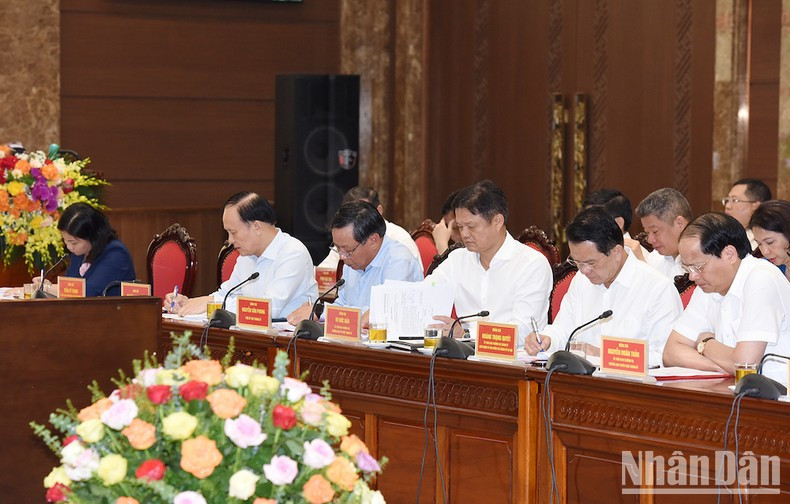 Las autoridades de la capital en la sesión de trabajo. Las autoridades de la capital en la sesión de trabajo.