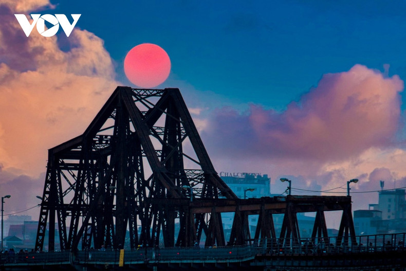 La puesta de sol en el puente tiene una belleza diferente según la estación. La puesta de sol en el puente tiene una belleza diferente según la estación.