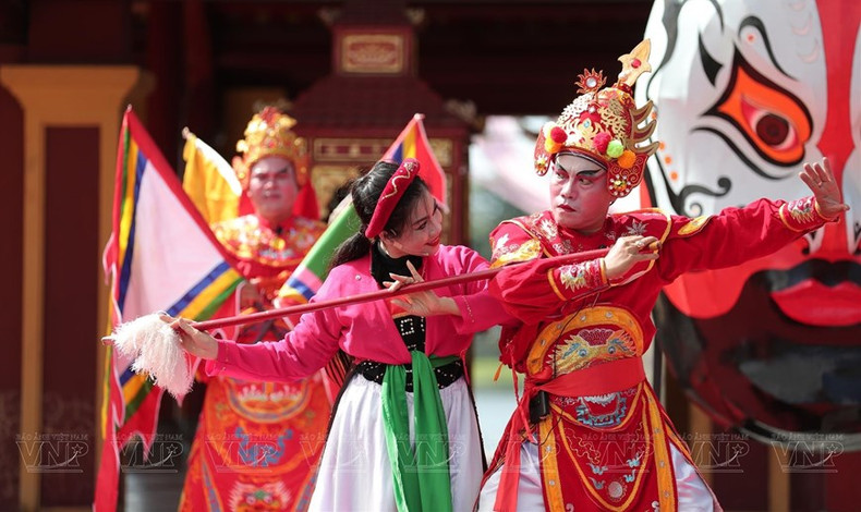 Más de 200 artistas participaron en el programa de espectáculos callejeros para presentar y promover el arte de la corte real de Hue.