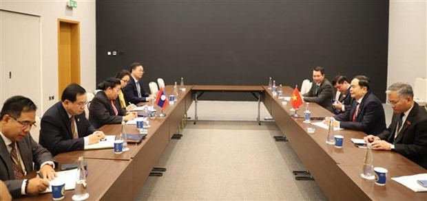 El vicepresidente permanente de la Asamblea Nacional de Vietnam, Tran Thanh Man, se reunió con el subtitular del Parlamento laosiano, Sounthone Xayachak. (Fotografía: VNA) El vicepresidente permanente de la Asamblea Nacional de Vietnam, Tran Thanh Man, se reunió con el subtitular del Parlamento laosiano, Sounthone Xayachak. (Fotografía: VNA)