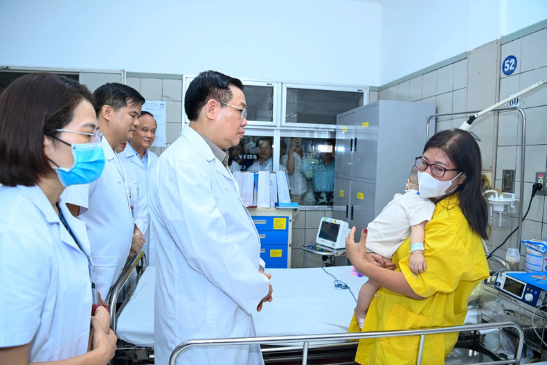 El titular legislativo visita las víctimas del incendio.