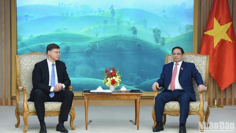 El premier vietnamita Pham Minh Chinh y el vicepresidente de la Comisión Europea y también comisario de Comercio de la UE, Valdis Dombrovski. El premier vietnamita Pham Minh Chinh y el vicepresidente de la Comisión Europea y también comisario de Comercio de la UE, Valdis Dombrovski.