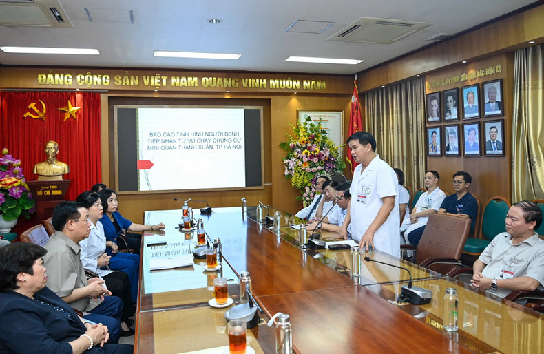 La delegación inspecciona el tratamiento médico de las víctimas y anima a los médicos del hospital de Bach Mai.