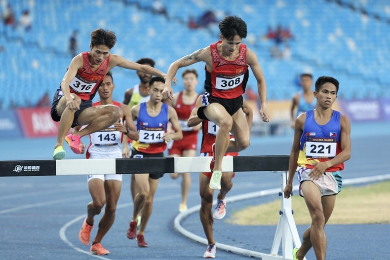Nguyen Trung Cuong conquistó una presea de oro en la carrera de obstáculos de tres mil metros masculino en los SEA Games 32.