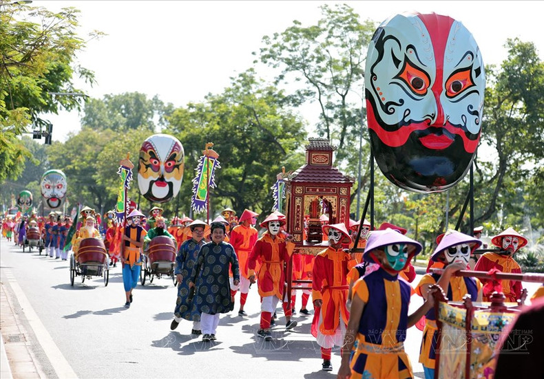 Más de 200 artistas participaron en el programa de espectáculos callejeros para presentar y promover el arte de la corte real de Hue.