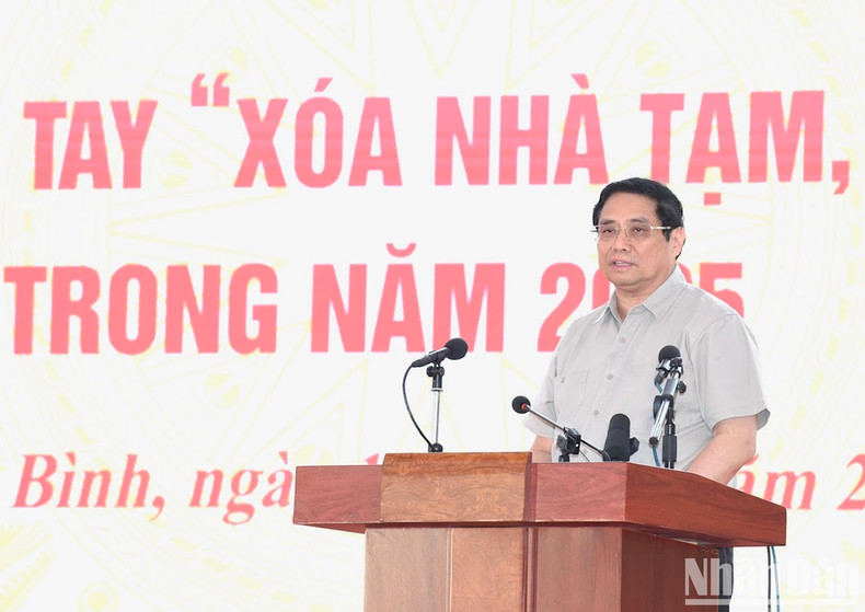 Pham Minh Chinh habla en el acto de lanzamiento.