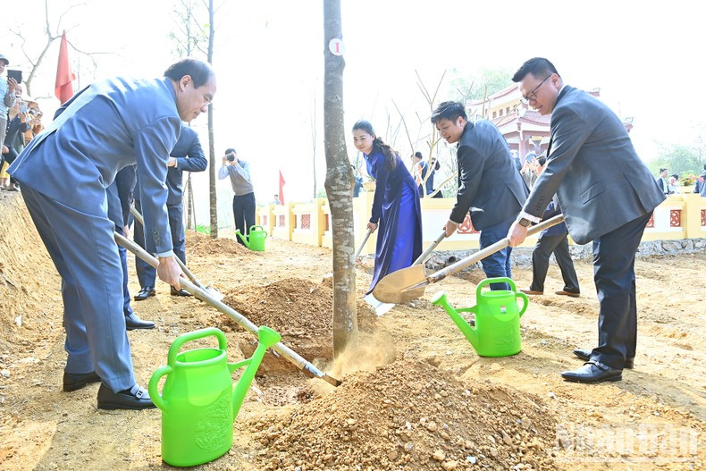 Tras la ceremonia, los delegados plantan árboles en el campus del Monumento. Tras la ceremonia, los delegados plantan árboles en el campus del Monumento.