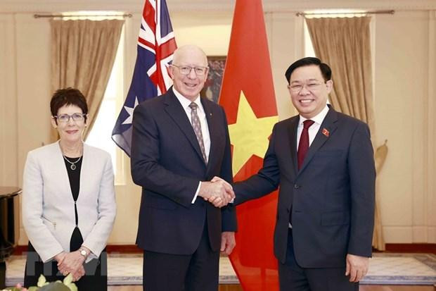 El presidente de la Asamblea Nacional de Vietnam, Vuong Dinh Hue, y David Hurley, gobernador general de Australia y su esposa. (Fotografía: VNA) El presidente de la Asamblea Nacional de Vietnam, Vuong Dinh Hue, y David Hurley, gobernador general de Australia y su esposa. (Fotografía: VNA)