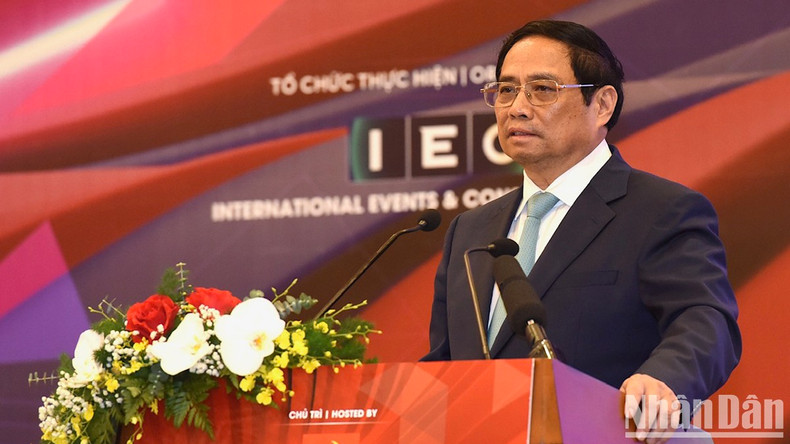 Pham Minh Chinh habla en la sesión plenaria del Foro.